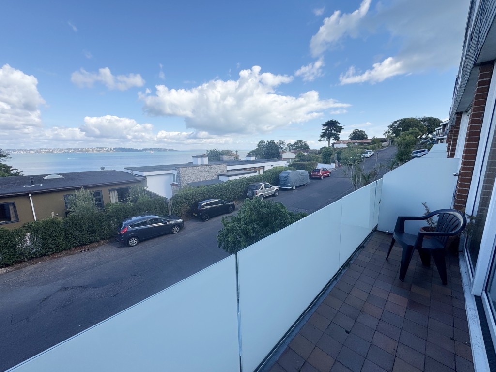 Lot: 153 - MID-TERRACE PROPERTY WITH STUNNING SEA VIEWS IN A POPULAR LOCATION - Balcony